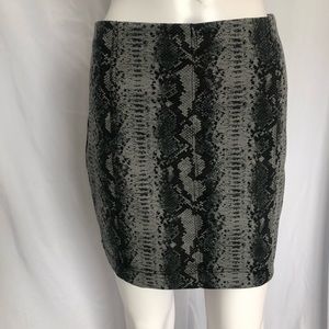 Material Girl XS black & gray snake print mini skirt EUC